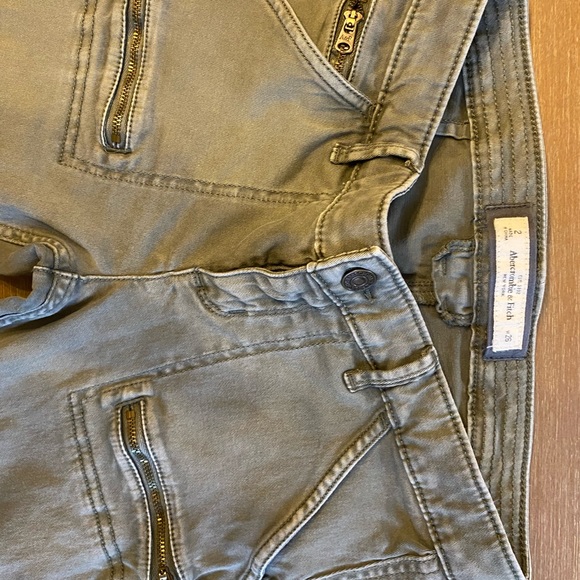 Like New women’s Abercrombie khaki green stretch jeggings size 2 - Picture 2 of 4